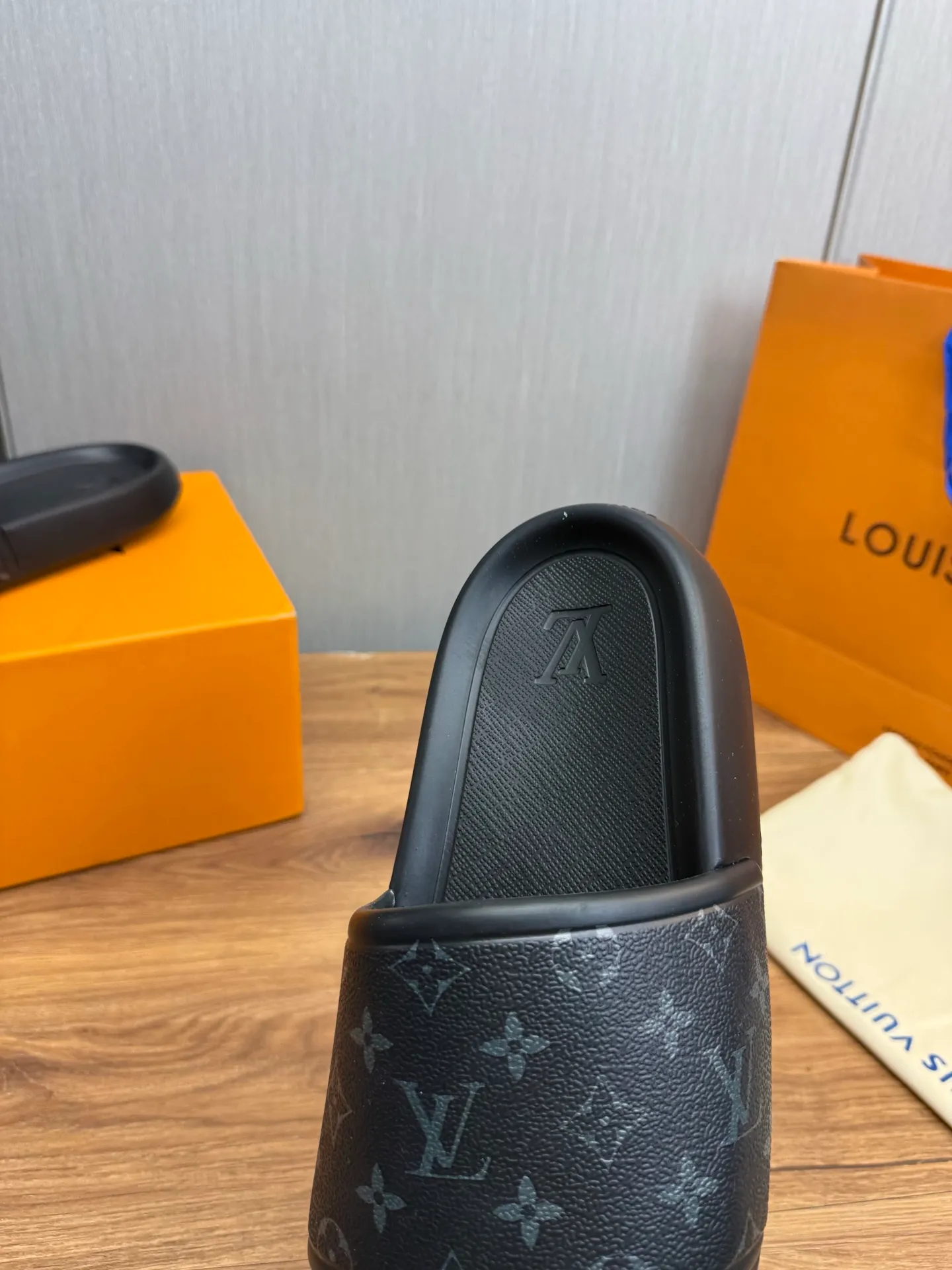 Men's shoes 💰280💰 ▪️LV's popular Little Red Book popular slippers hot sale: 1 shipment✅ Super textured and comfortable slippers, original TPU outsole. Authentic counter box drawer box packaging 🎁Size 38-45